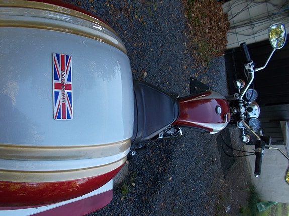 Triumph Bonneville T140 v Oil in frame 8 of 10