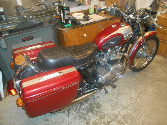 Triumph Bonneville T140 v Oil in frame 4 of 10