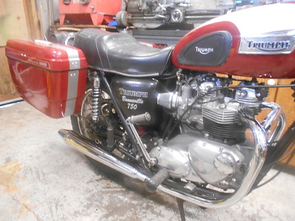 Triumph Bonneville T140 v Oil in frame 3 of 10