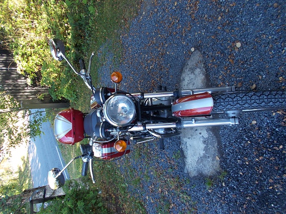 Triumph Bonneville T140 v Oil in frame 10 of 10