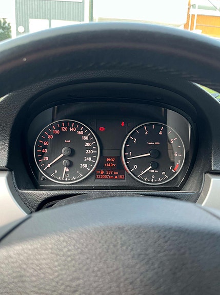 BMW 318i 5 of 5