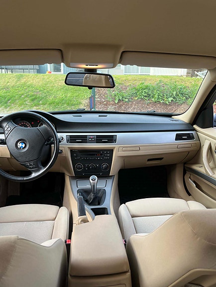 BMW 318i 4 of 5