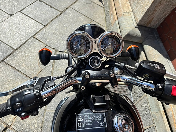 Triumph Bonneville T100 4 of 5