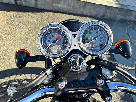 Triumph Bonneville T100 5 of 5