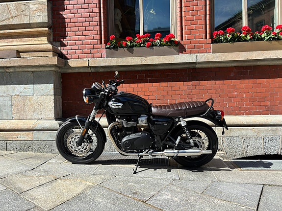 Triumph Bonneville T100 2 of 5
