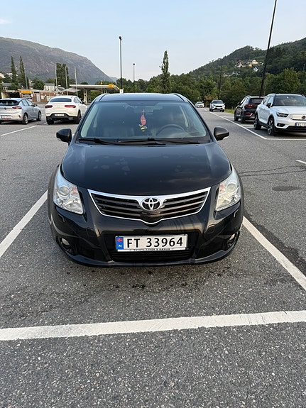 Toyota Avensis 2 of 5