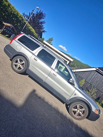 Volvo XC70 2 of 5