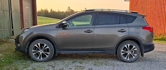 Toyota RAV4 3 of 9