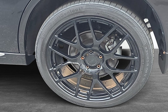Skinnende svarte alufelger med kraftfullt og sporty design.