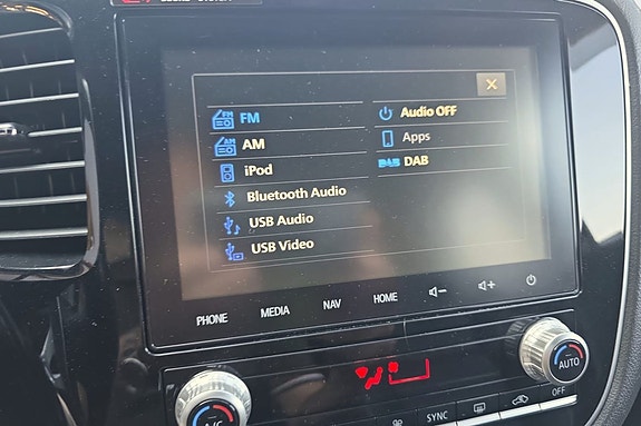 Infotainment-system med radio og media gir underholdning på farten.