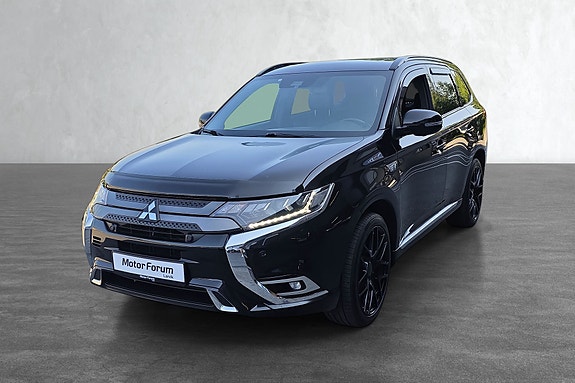 Sort SUV med stilrene LED-lys og moderne chrome-detaljer.
