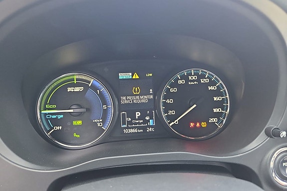 Innovativ digital speedometer med ladeindikator og varsellys.