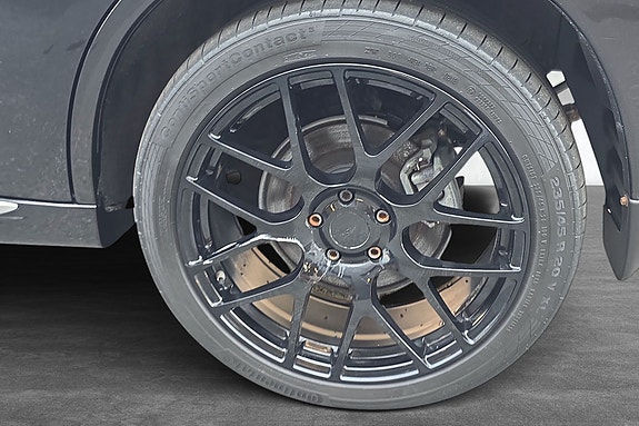Skinnende svarte alufelger med kraftfullt og sporty design.