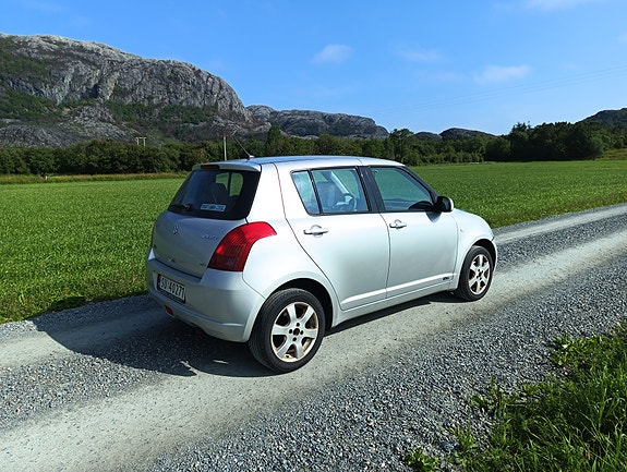 Suzuki Swift 3 of 5