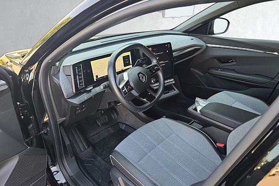 Futuristisk cockpit med digital skjerm og brukervennlig infotainment.