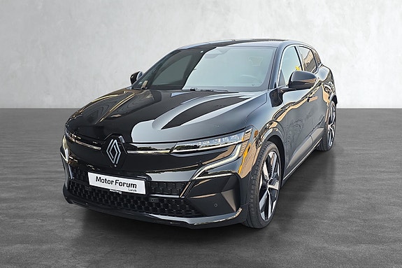 Elegant front design med skarp grille og moderne LED-lys.