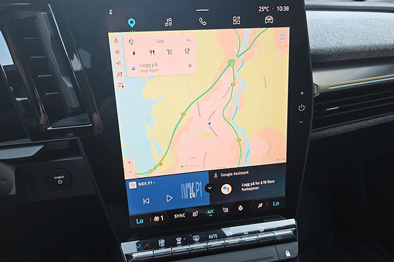 Stor touchscreen med navigasjon og enkel tilgang til medier.