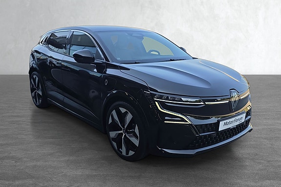 Sleek svart SUV med markante LED-lys og sportslig preg.