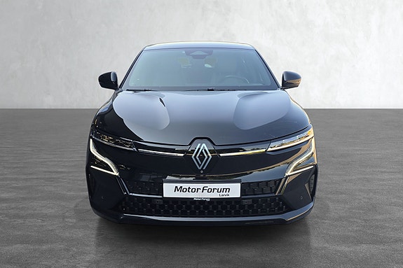 Tøff front med karakteristiske LED-hovedlys og Renault-logo.