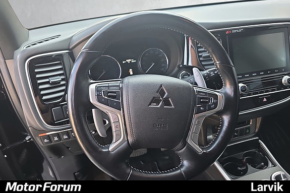 Sportsratt med Mitsubishi-logo og intuitiv infotainmentkontroll.