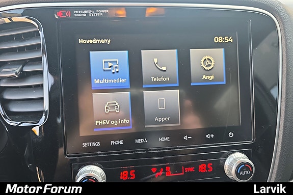 Allsidig infotainment med appintegrasjon og brukervennlige menyer.