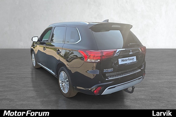 Sporty bakside med integrert spoiler og moderne baklykter.