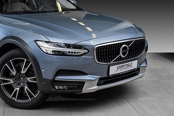 Volvo V90 Cross Country 2 of 5
