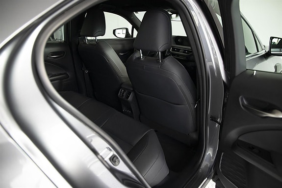 Lexus UX300e 26 of 28