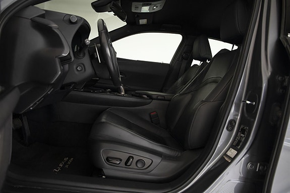 Lexus UX300e 10 of 28