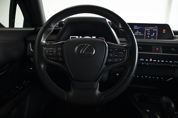 Lexus UX300e 12 of 28
