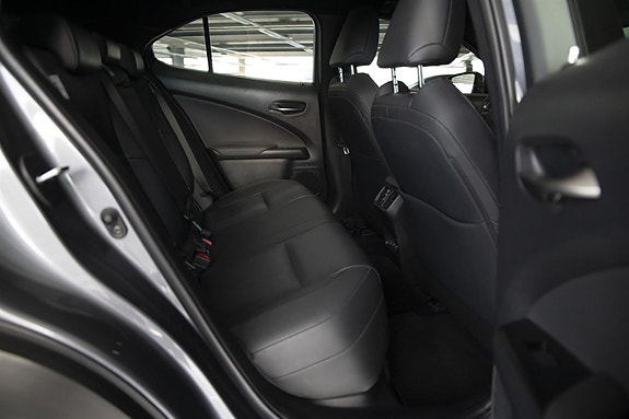 Lexus UX300e 25 of 28