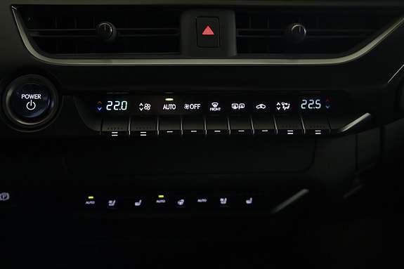 Lexus UX300e 18 of 28