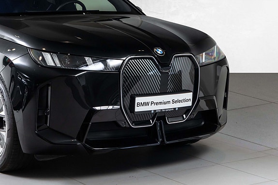 BMW iX 2 of 5