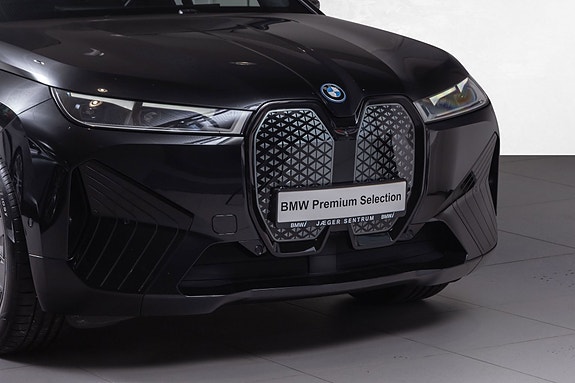 BMW iX 2 of 5