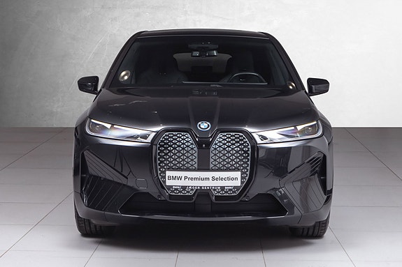 BMW iX 4 of 5