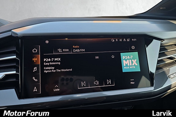 Touchskjerm med radio og digitale kontroller for underholdning på farten.