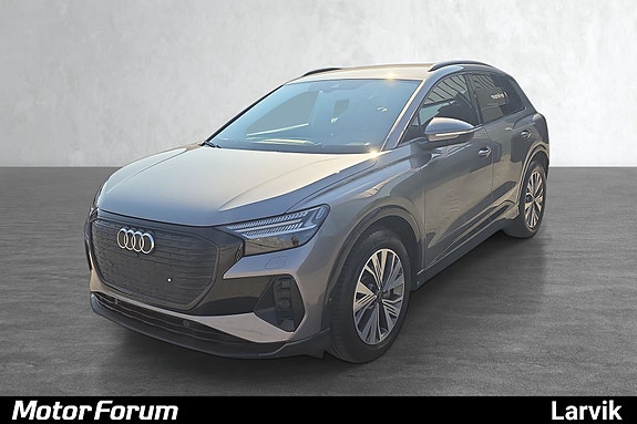 Grå SUV med distinkt frontgrill og moderne, slank design.