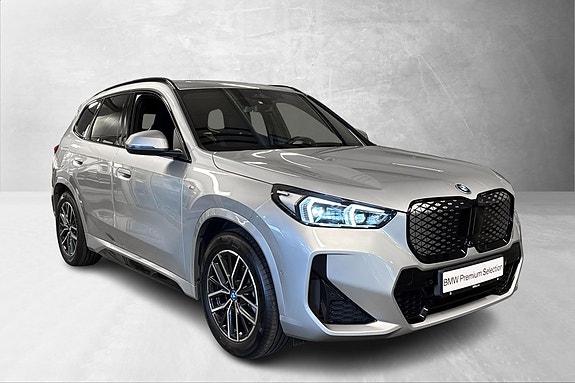 BMW iX1 3 of 5