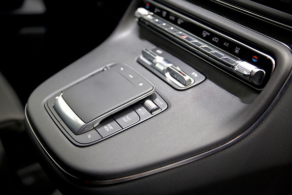 Mercedes-Benz EQV300 7 of 13