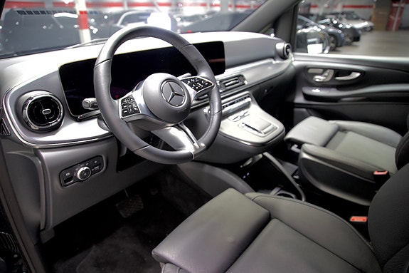 Mercedes-Benz EQV300 11 of 13