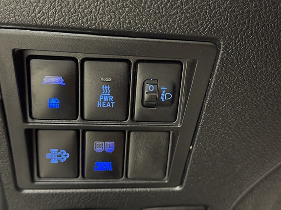 Toyota HiLux 17 of 28