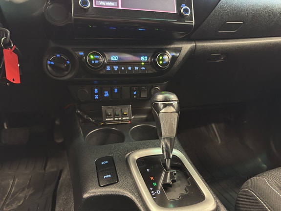 Toyota HiLux 12 of 28