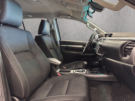 Toyota HiLux 9 of 28
