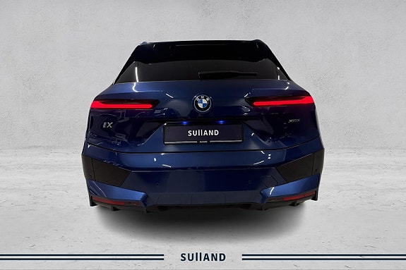 BMW iX 4 of 5