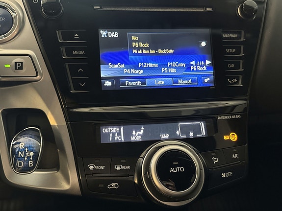 Intuitivt klimaanlegg og radiokontroller på sentralt plassert panel.