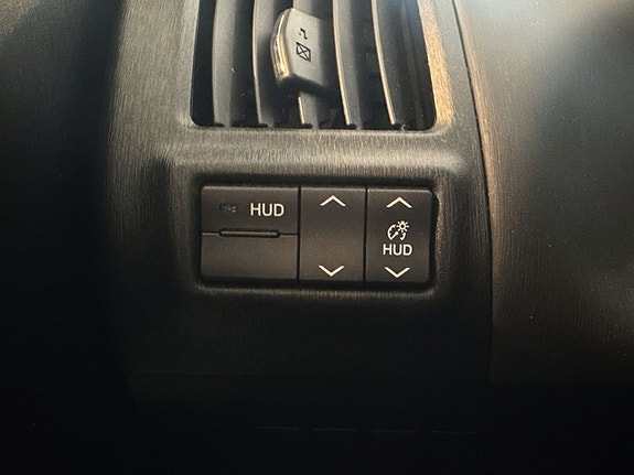 Kontroller for heads-up display gjør kjøringen mer oversiktlig.