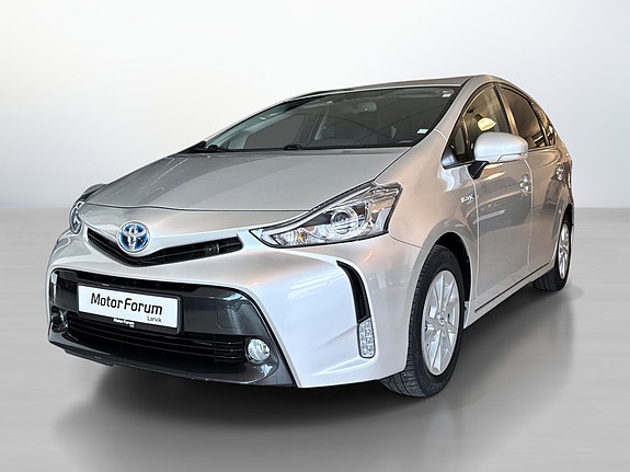 Sporty grill fremhever bilens hybridteknologi og moderne design.