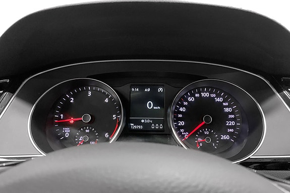 Volkswagen Passat 10 of 12