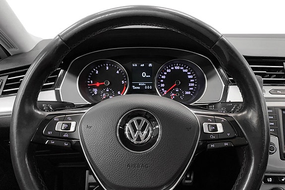 Volkswagen Passat 9 of 12