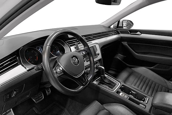 Volkswagen Passat 2 of 12